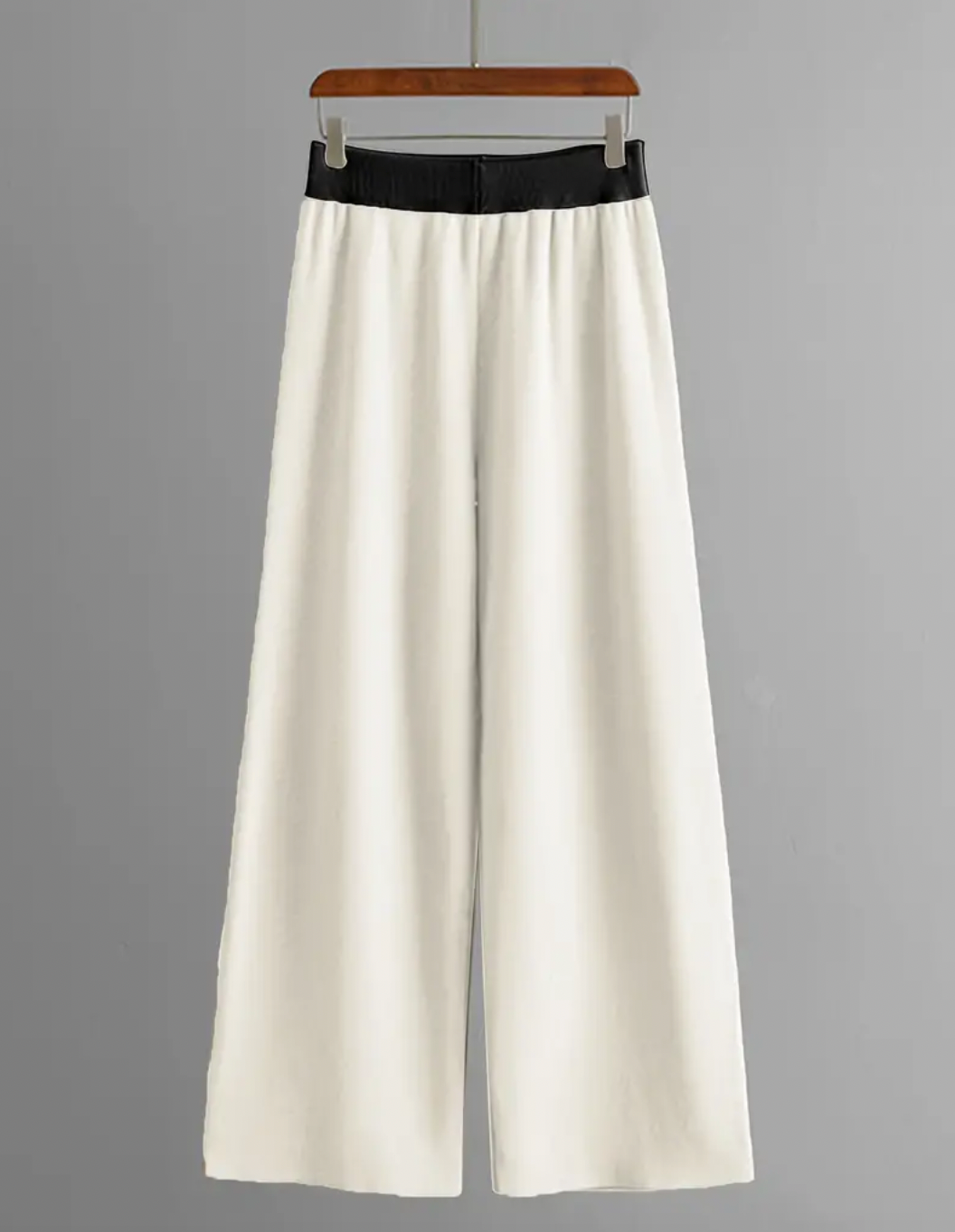 Bella Stride| Silvia- Elegant set consisting of long-sleeved knit top and V-neck trousers
